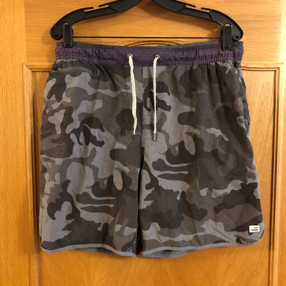 Vuori Men’s Banks 7” Inseam Camo Athletic Gym Run Unlined Hybrid Short Size L